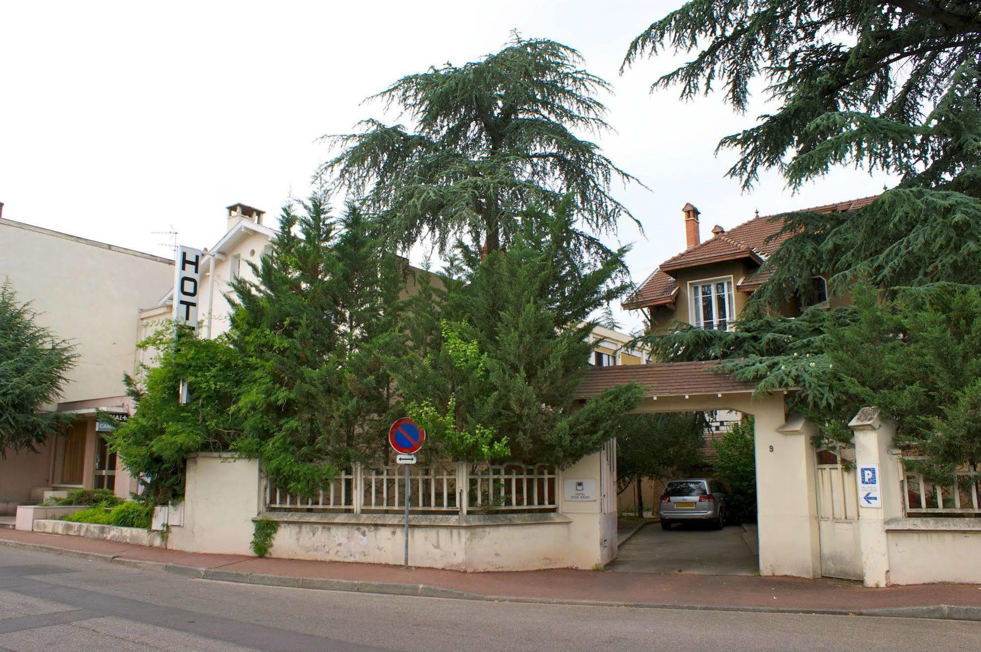 Hotel Le Lyon Bron Exterior foto
